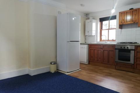 2 bedroom flat to rent, Mill Street, Redhill