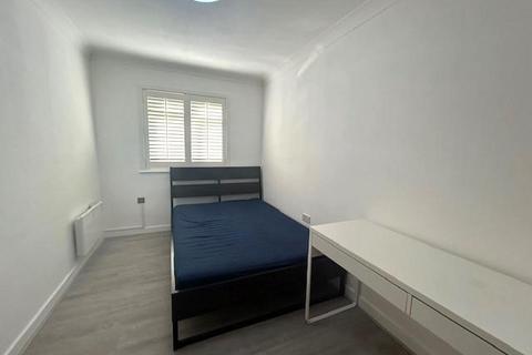 2 bedroom flat to rent, Staines-Upon-Thames,  Surrey,  TW18