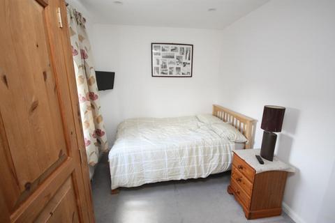 1 bedroom in a house share to rent, Brassie Avenue, East Acton, London, W3 7DF
