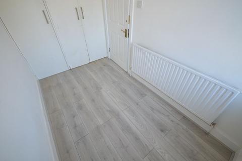 3 bedroom flat to rent, Rainham Road South, Dagenham