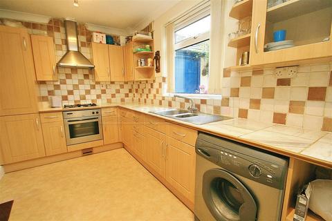 2 bedroom end of terrace house to rent - North Hayes