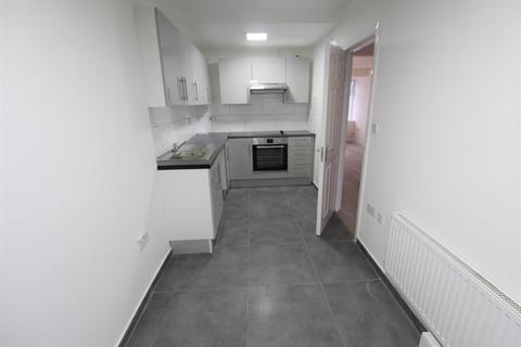 4 bedroom terraced house to rent, Middleham Road, Edmonton