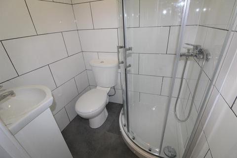 4 bedroom terraced house to rent, Middleham Road, Edmonton