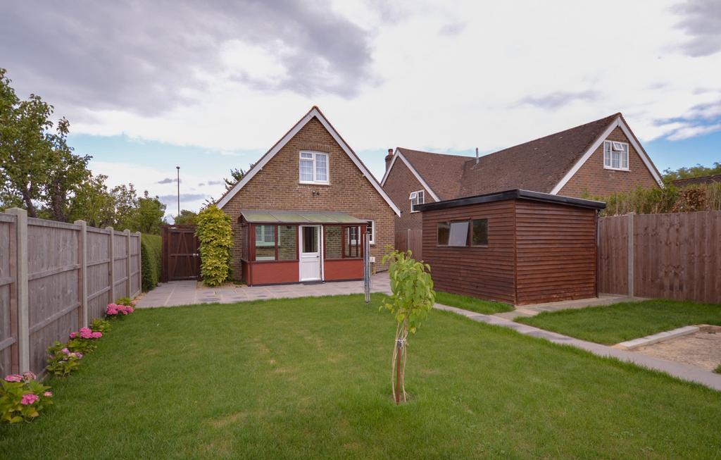 Lidsey Road, Woodgate, Chichester, PO20 3 bed detached house £1,395