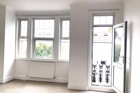 2 bedroom flat to rent, PUTNEY £2495 per month plus £40 per month water charges (tbc). £519 pw