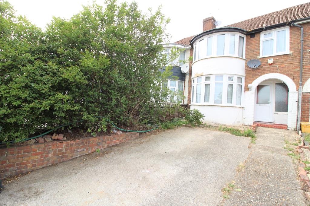 Cumberland Avenue, Slough SL2 3 bed terraced house £1,270 pcm (£293 pw)