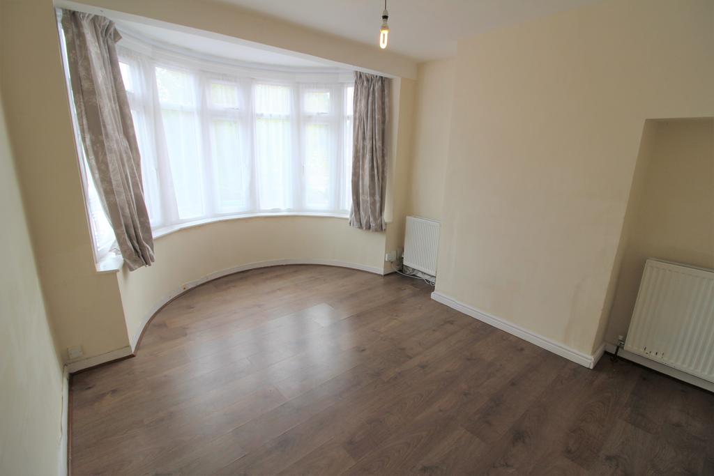 Cumberland Avenue, Slough SL2 3 bed terraced house £1,270 pcm (£293 pw)