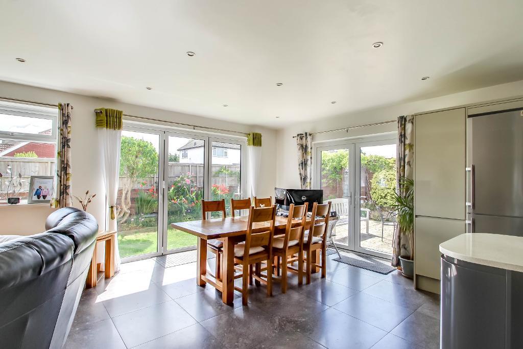 Limpsfield Road, Warlingham, Surrey, CR6 9DS 2 bed bungalow £510,000