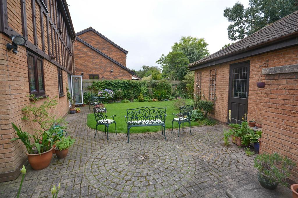 Hallfields, Edwalton, Nottingham 4 bed detached house £440,000