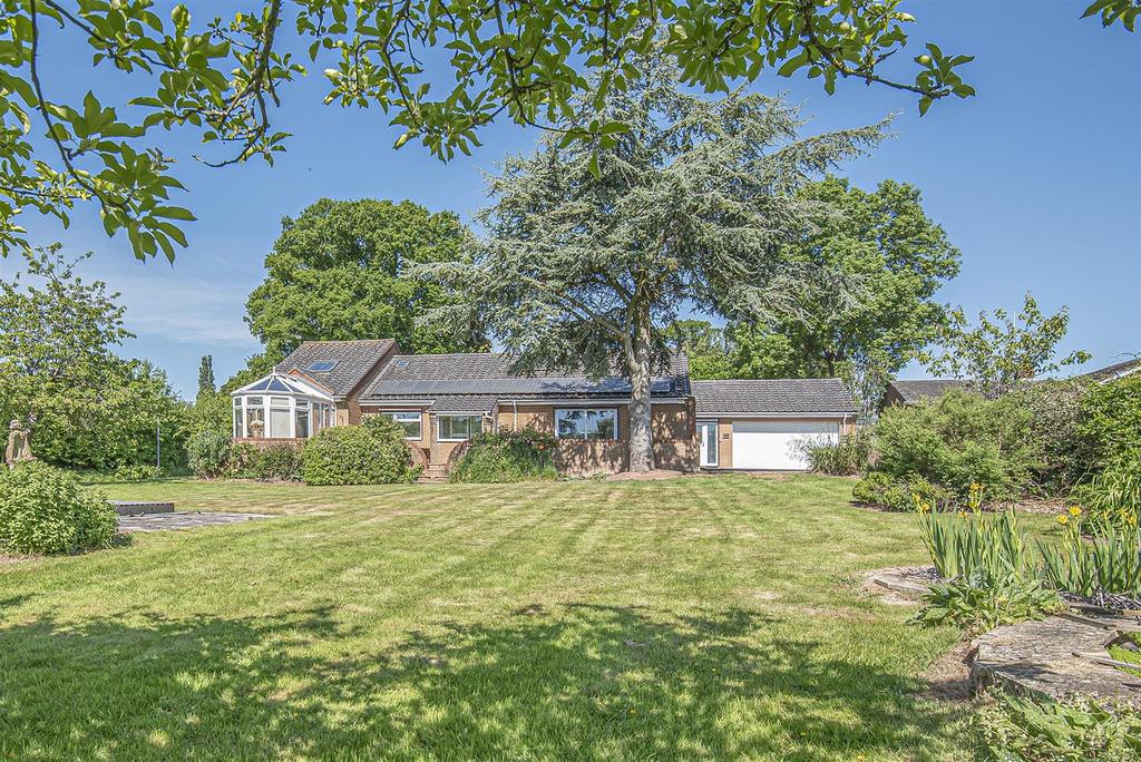 Willand Old Village, Cullompton 4 bed bungalow £475,000