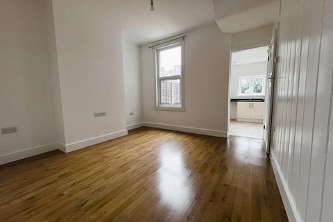 3 bedroom terraced house to rent, Doggett Road, London, SE6