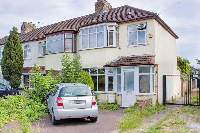 Broadlands Close, Enfield 3 bed end of terrace house £400,000