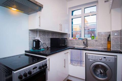 1 bedroom flat to rent, Latymer Court, Hammersmith Road, Hammersmith, W6