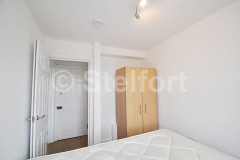 Studio to rent, Hornsey Road, London, N19