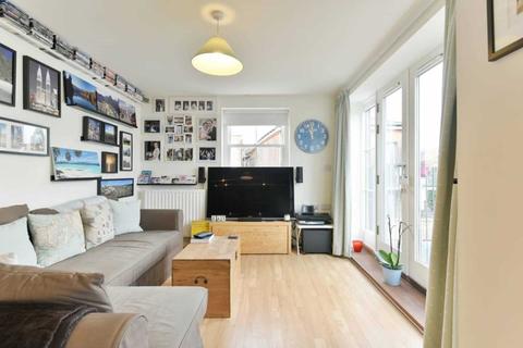 2 bedroom apartment to rent - The Parade, Epsom