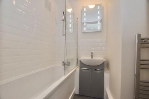 2 bedroom flat to rent, Cazenove Road, London, N16