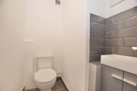 2 bedroom flat to rent, Cazenove Road, London, N16