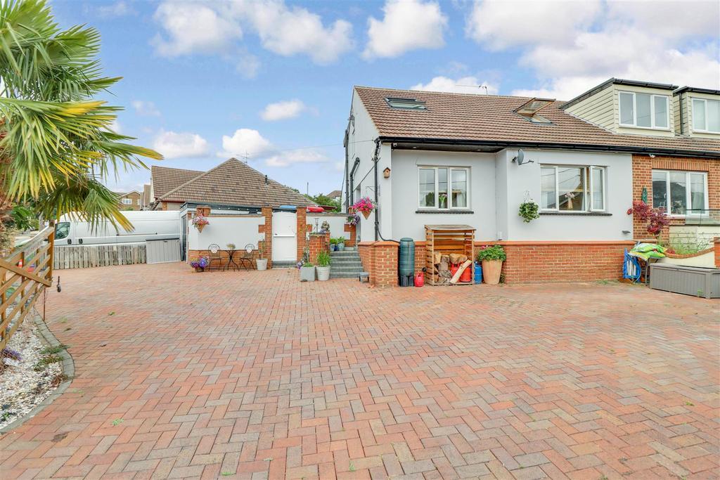 Clarence Road, Benfleet 4 bed semidetached house £350,000