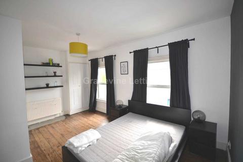 4 bedroom apartment to rent, Ferndale Road, London