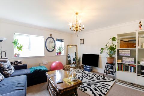 2 bedroom flat to rent - Gilbert Close, London, SE18