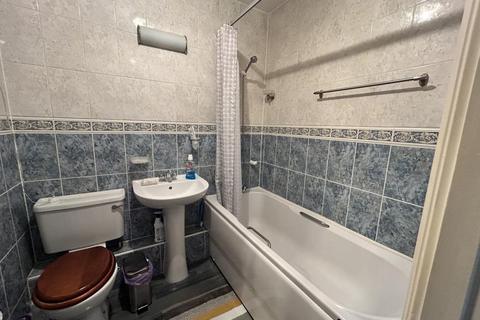 1 bedroom apartment to rent, Chantry Close,  Sunbury-On-Thames,  TW16