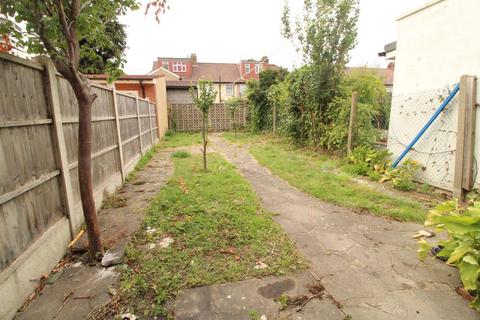 4 bedroom terraced house to rent, Sanderstead Road, Leyton, E10