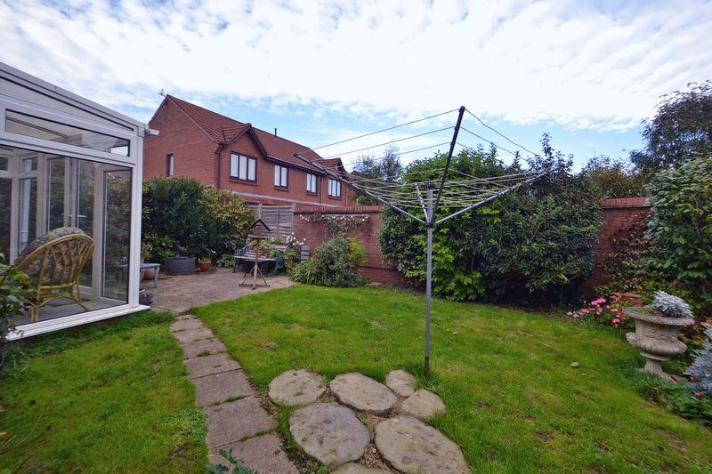 Millcross, Clevedon 2 bed bungalow £925 pcm (£213 pw)