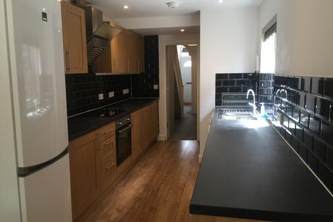 4 bedroom terraced house to rent, Milton Road, Southampton