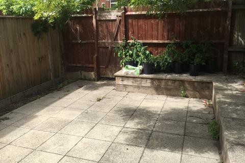 4 bedroom terraced house to rent, Milton Road, Southampton