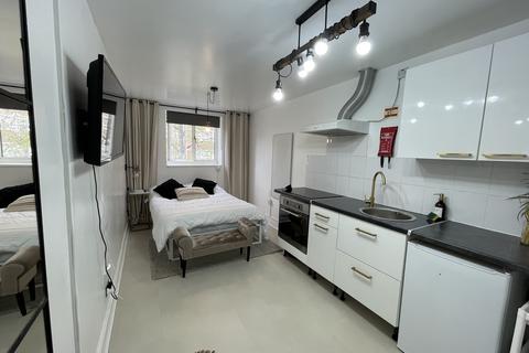 Studio to rent, Kember Street, Islington, London, N1, London  N1