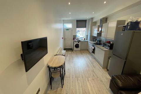 2 bedroom flat to rent, Kirkstall Lane, Leeds, West Yorkshire, LS63EJ