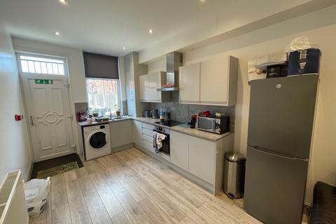 2 bedroom flat to rent, Kirkstall Lane, Leeds, West Yorkshire, LS63EJ