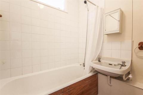 Studio to rent, Carlton Court, Hulse Road, Southampton