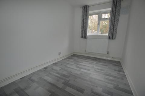 2 bedroom ground floor flat to rent, Larch Crescent, Hayes