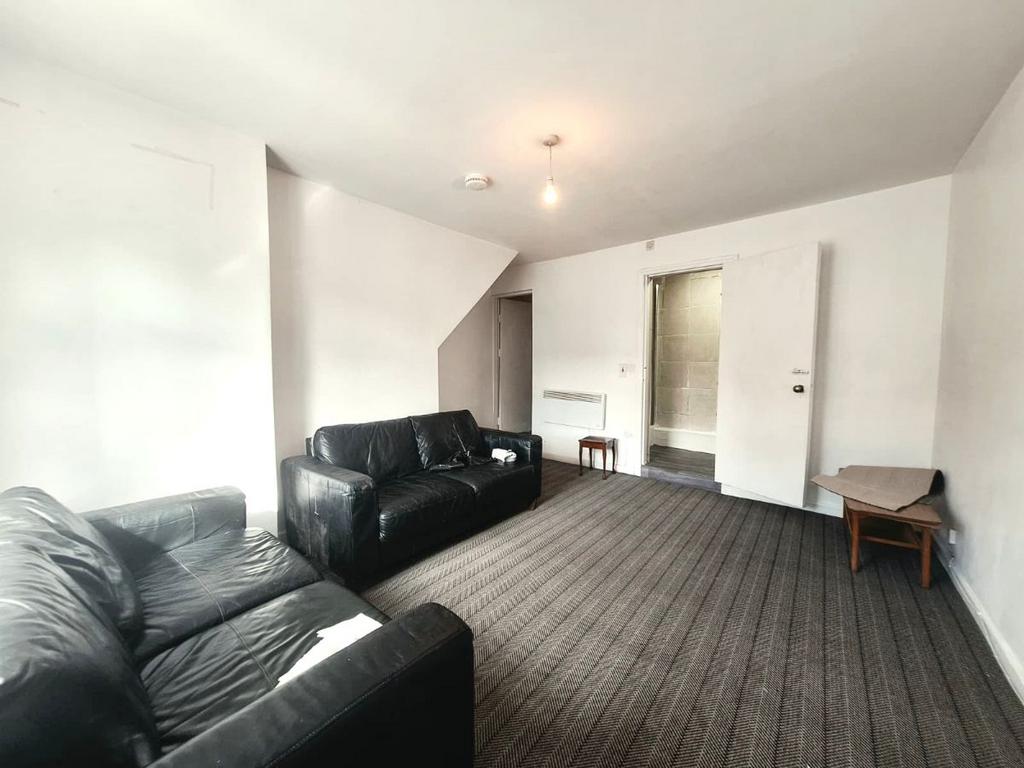 Apartment in Stockport, Greater Manchester - View 2