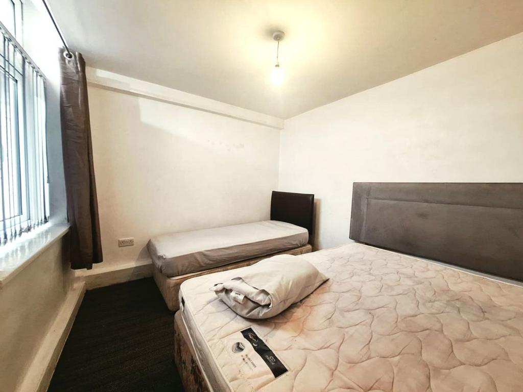 Apartment in Stockport, Greater Manchester - View 3
