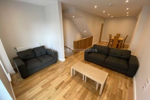 3 bedroom house to rent, Spindle Mews, Manchester M4