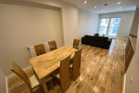 3 bedroom house to rent, Spindle Mews, Manchester M4