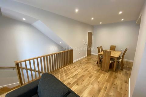 3 bedroom house to rent, Spindle Mews, Manchester M4