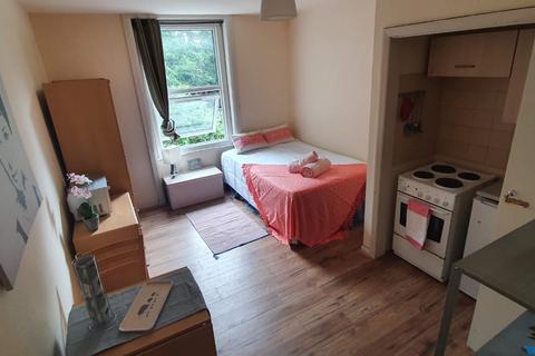 Studio to rent, Park Avenue, London NW2