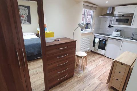 Studio to rent, High Road , London NW10