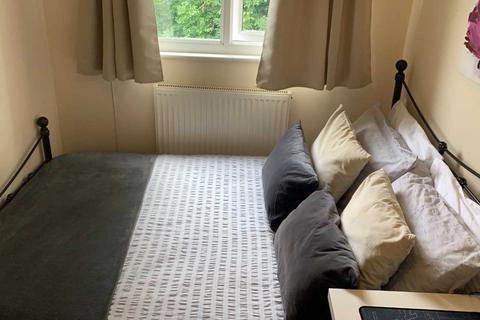 1 bedroom in a house share to rent, Windsor Close, Guildford GU2