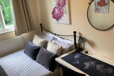 1 bedroom in a house share to rent, Windsor Close, Guildford GU2