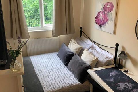1 bedroom in a house share to rent, Windsor Close, Guildford GU2