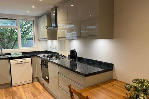 1 bedroom in a house share to rent, Windsor Close, Guildford GU2