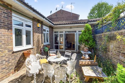 4 bedroom bungalow to rent, Mallard Close, Hackney, London, E9