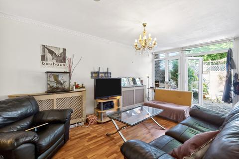 4 bedroom bungalow to rent, Mallard Close, Hackney, London, E9