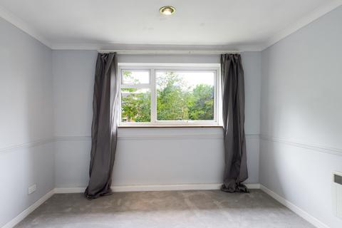 2 bedroom flat to rent, Sharrow Close, Heath Road