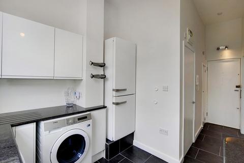 Studio to rent, Inverness Terrace, Bayswater W2
