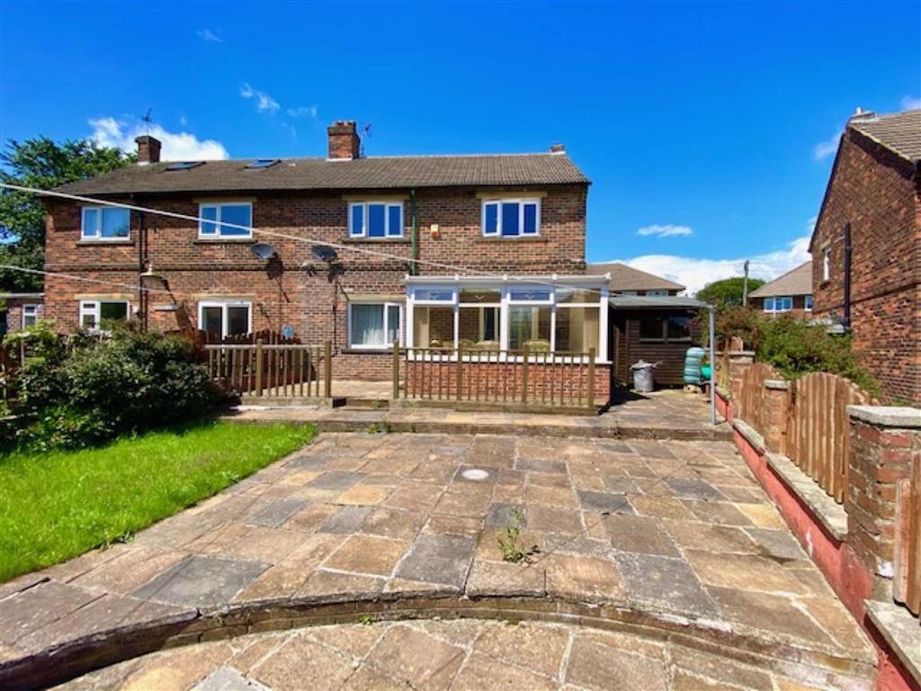 The Crescent, Holywell Green, Halifax, HX4 3 bed semidetached house £150,000